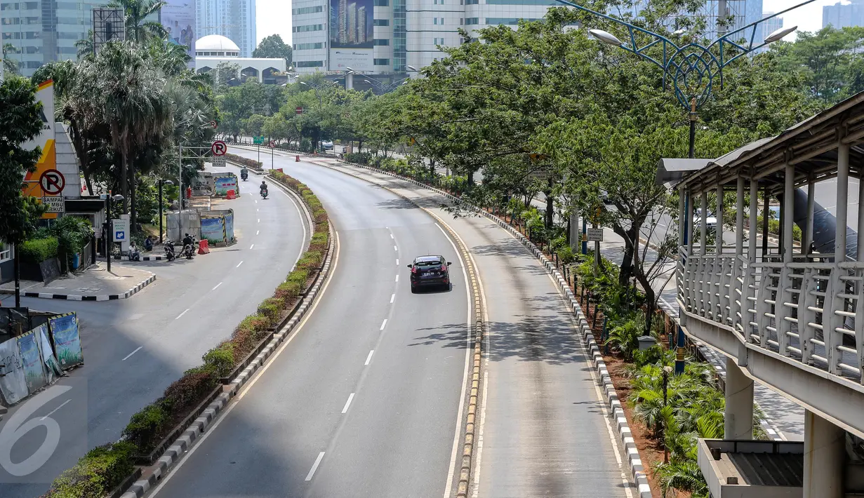 Penampakan jalan protokol yang lengang di kawasan Kuningan, Jakarta, Kamis (16/7/2015). H-1 jelang Lebaran, situasi Ibukota Jakarta sudah sepi ditinggal warganya yang mudik ke kampung halaman. (Liputan6.com/Faizal Fanani)