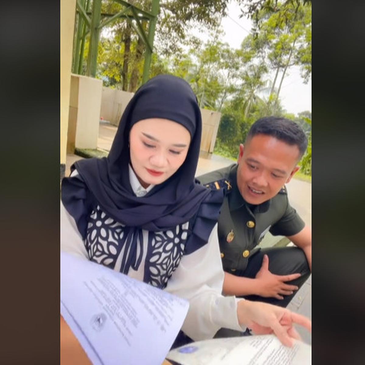 Momen Ibu Persit Buka Surat Penugasan Sang Suami Jadi Perwira Pertama,
