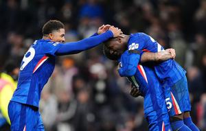 Moises Caicedo, kanan, Wesley Fofana, kiri, dan Malo Gusto dari Chelsea merayakan kemenangan setelah pertandingan Liga Inggris antara Tottenham dan Chelsea di London, Sabtu, 1 November 2025. (John Walton/PA via AP)