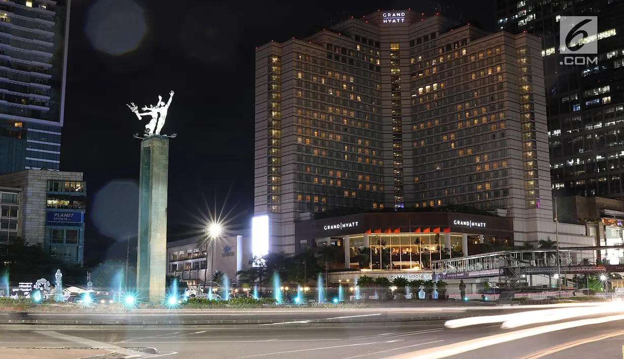 Suasana kawasan Bundaran HI sebelum lampu dipadamkan saat peringatan Earth Hour 2018 di Jakarta, Sabtu (24/3). Berdasarkan perhitungan dari WWF, kegiatan ini bisa menghemat energi listrik sebesar 30 persen. (Liputan6.com/Immanuel Antonius)