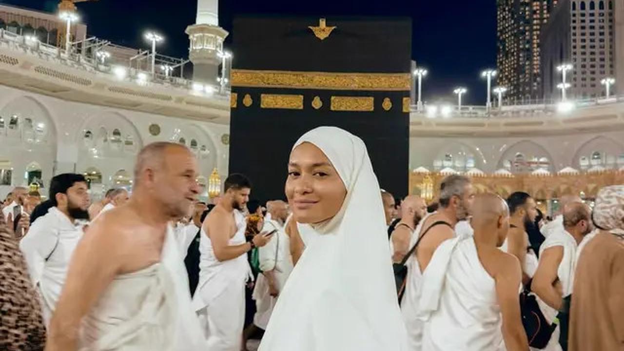 7 Potret Hana Malasan Umrah Bareng Keluarga Sean Gelael, Gaya Hijab Bikin Pangling