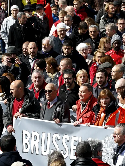 Sekitar 7.000 orang turun ke jalan di Brussels dalam pawai melawan teror dan kebencian, Belgia, Minggu (17/4). Aksi yang berlangsung dengan tenang dan ‘tanpa suara’ ini untuk menunjukkan persatuan usai serangan teroris di Brussels. (REUTERS/Yves Herman)