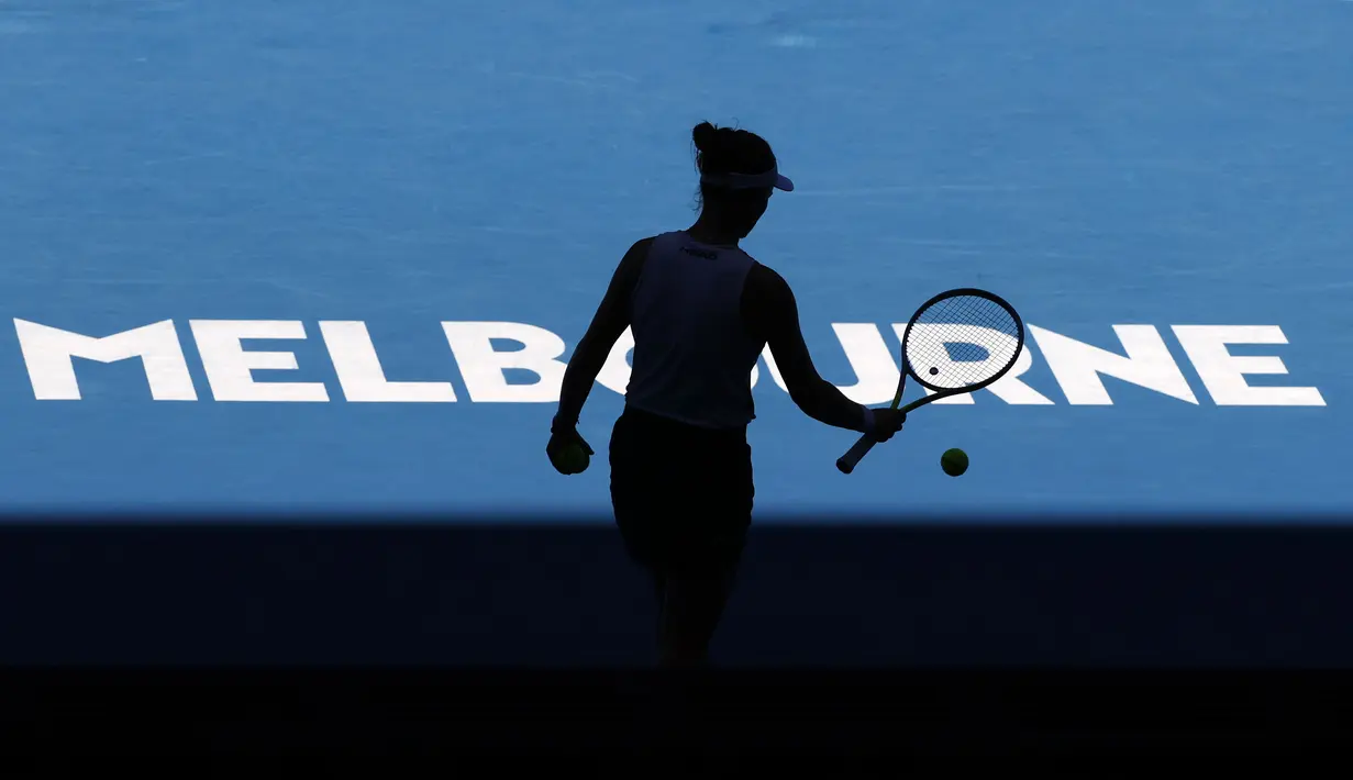 Petenis Republik Ceska, Barbora Krejcikova bersiap untuk melakukan servis kepada Madison Keys dari AS selama pertandingan perempat final kejuaraan tenis Australia Terbuka di Melbourne, Australia, Selasa, 25 Januari 2022. (AP Photo/Tertius Pickard)