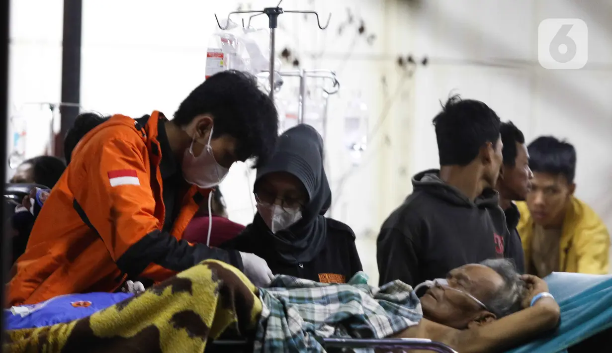 Korban gempa menjalani perawatan di RSUD Sayang, Kabupaten Cianjur, Jawa Barat, Senin (21/11/2022). Data BNPB mencatat, hingga pukul 19.34 WIB sebanyak 62 warga menjadi korban meninggal dunia dan 25 orang tercatat masih tertimbun reruntuhan akibat gempa dengan kekuatan 5,6 SR di Kabupaten Cianjur. (Liputan6.com/Herman Zakharia)