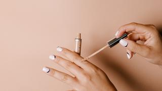 Selain mengandung Niacinamide, MAD for Makeup menghadirkan concealer anti creasing yang mampu merawat dan mencerahkan kulit.  | pexels.com/@ines-bahr-478690