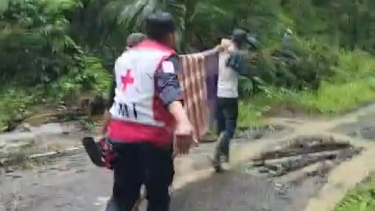 relawan evakuasi korban banjir Sukabumi