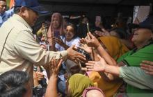 VIDEO: Momen Prabowo Kompres dan Lap Keringat Anak di Pengungsi Pakai Handuk Prib