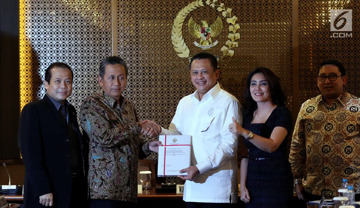Ketua DPR, Bambang Soesatyo, bersama Ketua Pansus Pelindo DPR RI, Rieke Diah Pitaloka menerima laporan hasil audit investigatif  dari Ketua BPK RI Moermahadi Soerja Djanegara di Kompleks Parlemen, Senayan, Jakarta, Rabu (31/1). (Liputan6.com/Johan Tallo)