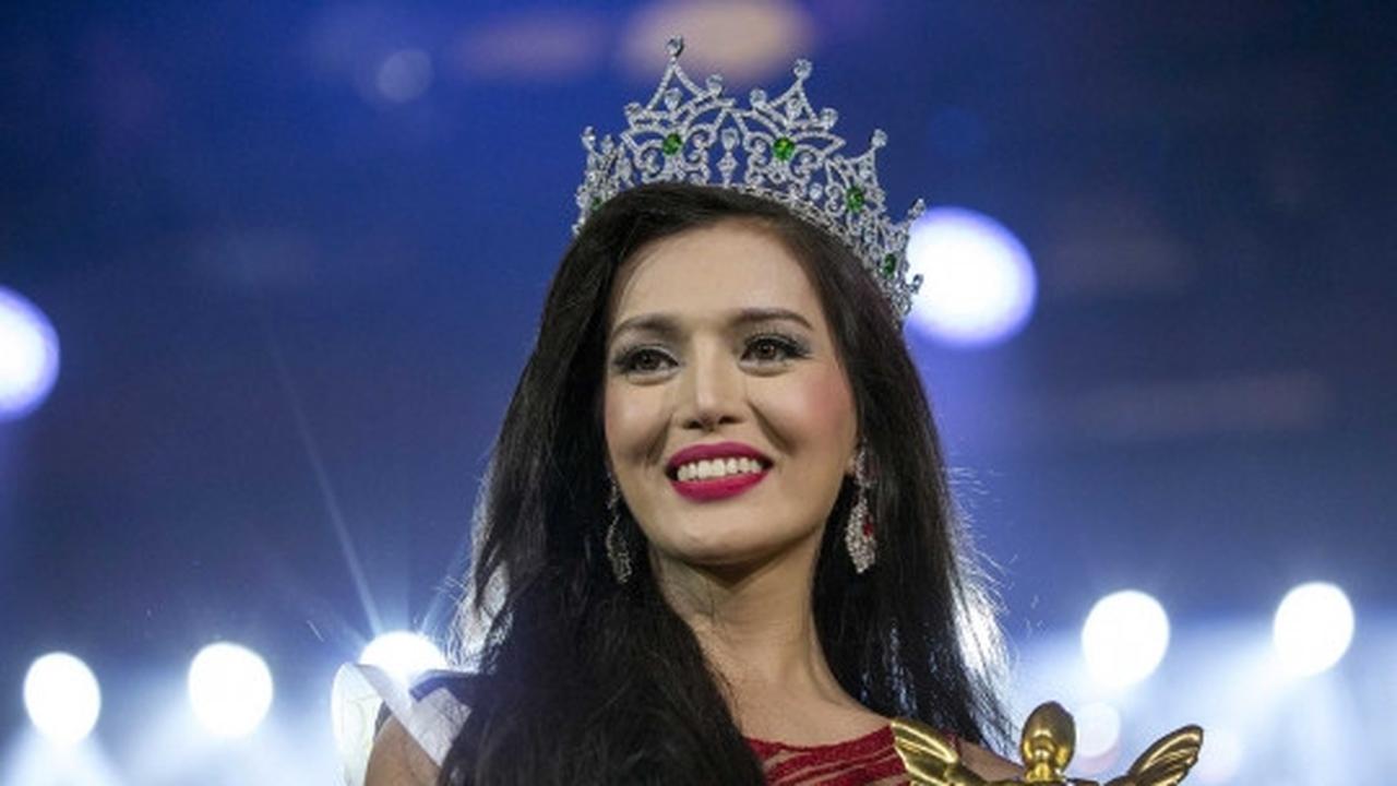 Wajah bahagia waria Filipina pemenang Miss International Queen 2015
