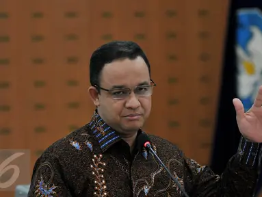 Menteri Pendidikan dan Kebudayaan Anies Baswedan memberi keterangan pers terkait satu tahun kempemimpinannya, Jakarta, (19/10/2015). Ia mengatakan masalah dunia pendidikan terlalu banyak dan tidak selesai dalam waktu satu tahun. (Liputan6.com/JohanTallo)