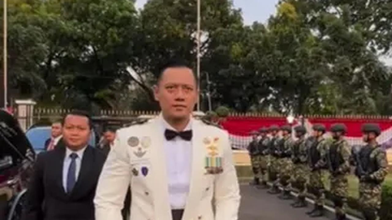 Mayor di Antara Para Jenderal TNI, Potret Gagah AHY Hadiri Parade Senja Penampilannya jadi Sorotan