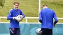 Penjaga gawang Inggris Jordan Pickford (kiri) memegang bola saat sesi latihan di St George's Park, Burton upon Trent, Inggris, Senin (5/7/2021). Inggris akan melawan Denmark pada pertandingan semifinal Euro 2020. (AP Photo/Rui Vieira)