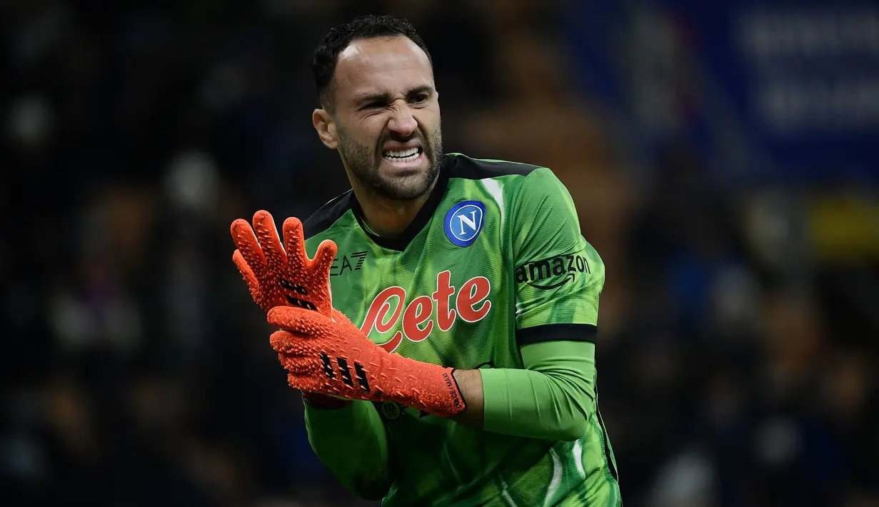 David Ospina bergabung bersama Napoli sejak 2018 usai dibuang oleh Arsenal. Kiper 33 tahun tersebut langsung berhasil merebut posisi kiper utama Partenopei hingga saat ini. Ospina telah dipercaya tampil sebanyak 103 penampilan di semua kompetisi dengan membuat 39 clean sheets. Pada musim 2021/2022, ia sukses mengantarkan Napoli finis di peringkat ketiga dan melaju ke Liga Champions musim depan. (AFP/Filippo Monteforte)