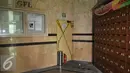 Salah satu pintu Apartemen Parama diberi garis polisi , Jakarta, Selasa (16/8). Apartemen itu telah disegel sejak tanggal 14 Maret 2016 karena tidak memiliki Sertifikat Layak Fungsi (SLF). (Liputan6.com/Gempur M Surya)