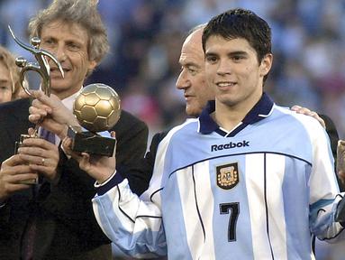 Dari 22 edisi yang telah dilalui pada ajang Piala Dunia U-20, tiap edisinya selalu menobatkan gelar pencetak gol terbanyak yang mendapatkan penghargaan sepatu emas (Golden Boot). Dari seluruh penerima penghargaan Golden Boot, tercatat 5 pemain memimpin daftar sebagai pencetak gol terbanyak dalam satu edisi Piala Dunia U-20. Siapa saja? Berikut daftar kelima pemain tersebut. (AFP/Miguel Mendez)