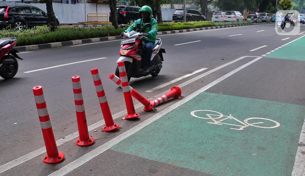 Kondisi stick cone pembatas jalur sepeda di Kawasan Jalan Penjernihan Jakarta, Sabtu (10/12/2022). Keadaan stick cone untuk pembatas jalur sepeda tersebut terlihat sudah rusak dan tidak terpasang dengan benar. (Liputan6.com/Angga Yuniar)