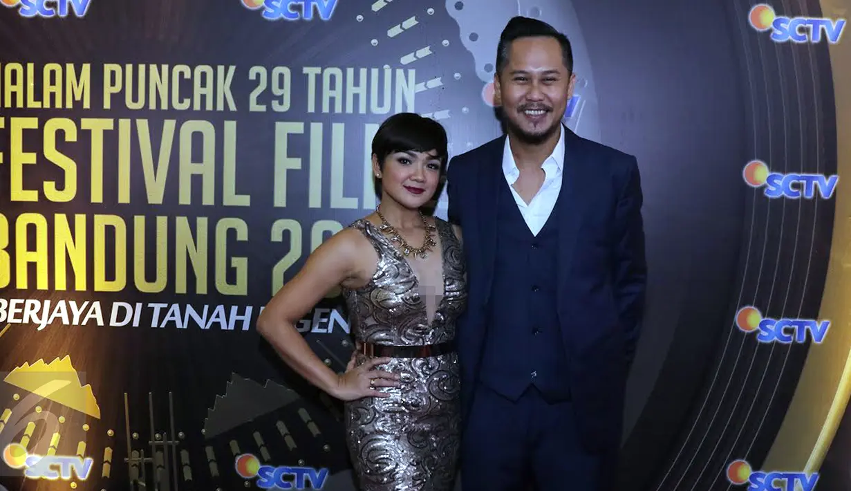 Pasangan selebritis Nirina Zubir dan suami, Ernest "Cokelat" ketika berpose di red carpet Festival Film Bandung (FFB) 2016 di kawasan Monumen Perjuangan Rakyat Jawa Barat, Bandung, Jawa Barat, Sabtu (24/9). (Liputan6.com/Herman Zakharia)