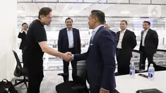 Ketua Dewan Pertimbangan Kadin Anindya Novyan Bakrie (kanan) disaksikan Menko Kemaritiman dan Investasi Luhut Binsar Pandjaitan (tengah) berjabat tangan dengan pendiri SpaceX dan Tesla, Elon Musk di pabrik Tesla terbesar di Giga Factory Texas,  Amerika Serikat, Selasa (26/4/2022). Pertemuan tersebut mengajak Tesla agar bisa bekerjasama dengan Indonesia untuk penyediaan dan pemrosesan Nikel sebagai bahan baku pembuatan Battery Cell yang berlandaskan ESG (Environment, Social and Government). (Liputan6.com/HO/Kadin)