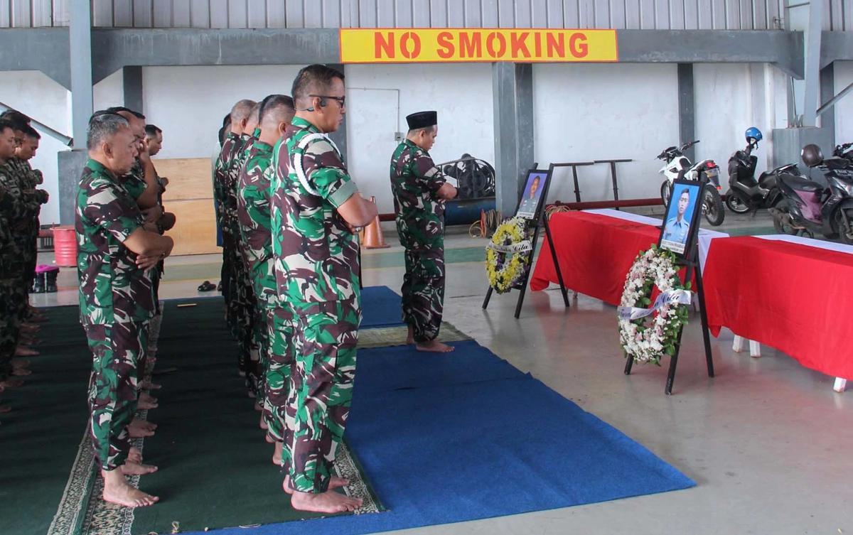 FOTO: Tiga Prajurit Marinir Gugur Akibat Longsor Cisarua Dilepas Secara Milite