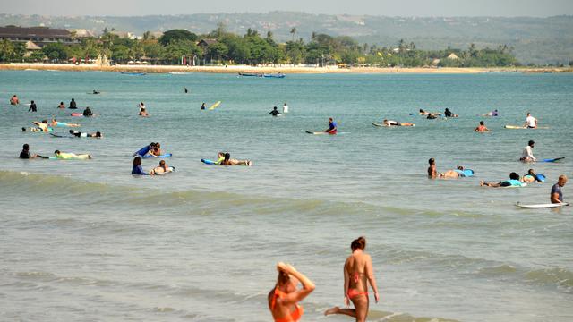 Bermain Surfing di Pantai Kuta
