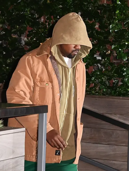 Tampaknya para penggemar Kanye tak menyimpan rasa kecewaan yang mendalam, mengungat mereka juga merasa iba dengan kondisi Kim saat ini. Selain itu, Kanye mengumumkan bahwa tiket yang sudah dibeli akan tetap berlaku di tanggal yang baru. (AFP/Bintang.com)