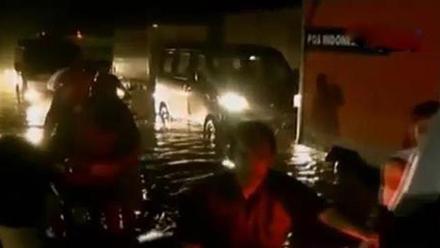 Luapan Sungai Cimande Putus Ruas Jalan Garut arah Cileunyi