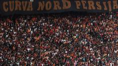 Suporter Persija, The Jakmania, memberikan dukungan saat melawan Persela pada laga Liga 1 di SUGBK, Jakarta, Selasa (20/11). Persija menang 3-0 atas Persela. (Bola.com/Vitalis Yogi Trisna)