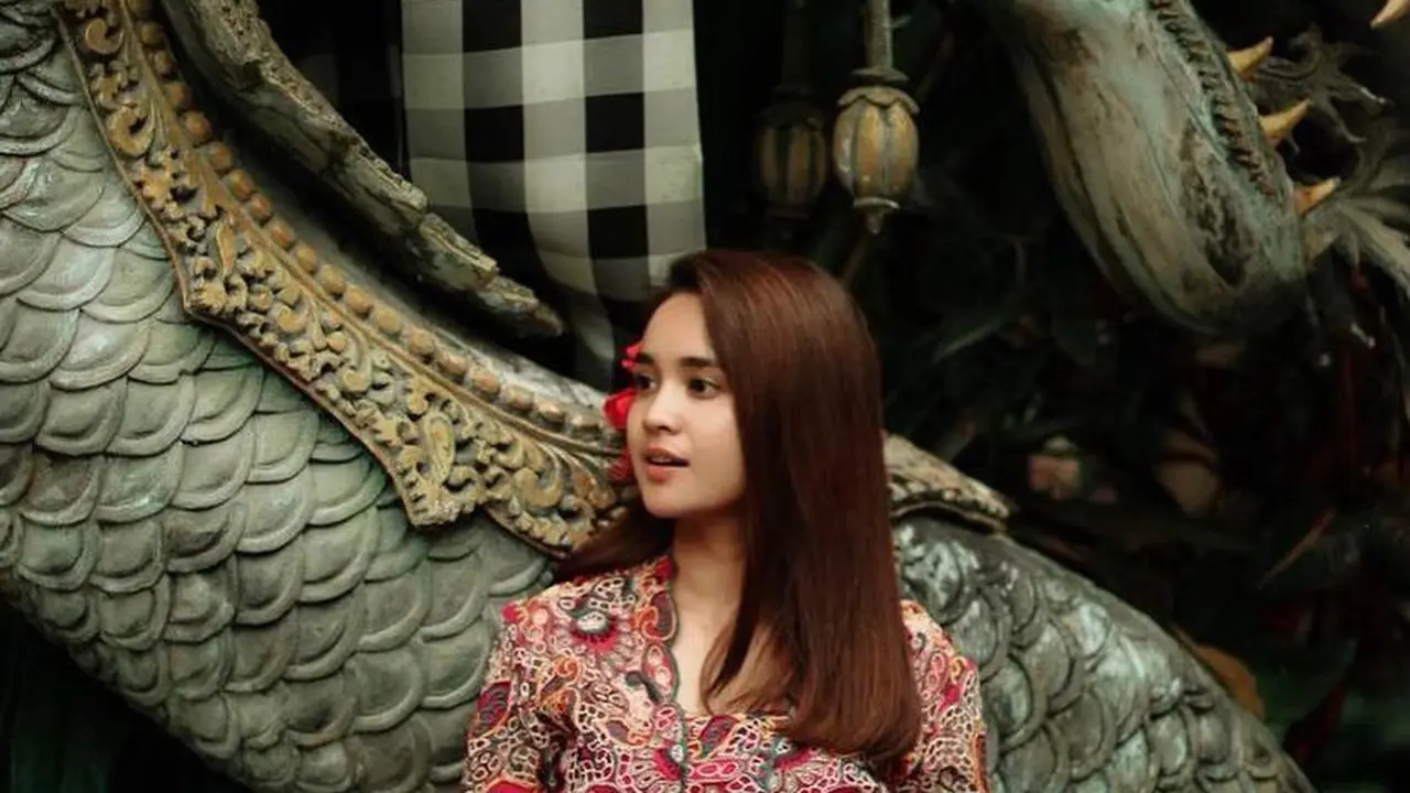 12 Gaya Artis Berbalut Kebaya Bali, Anggun dan Menawan