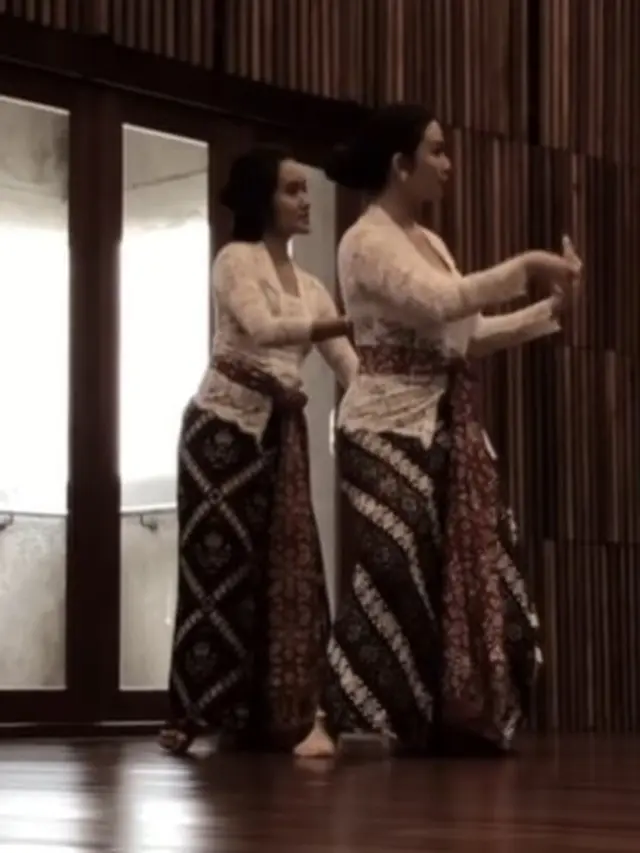 Ariel Tatum belajar tari Jawa (Instagram/arieltatum)