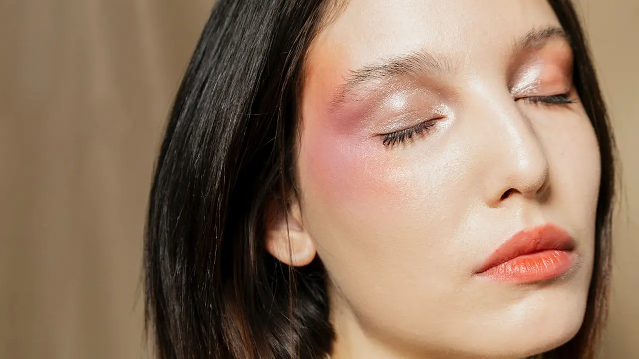 Tampil Menawan dengan Makeup Dusty Rose, Pilihan Warna Lembut yang Fleksibel