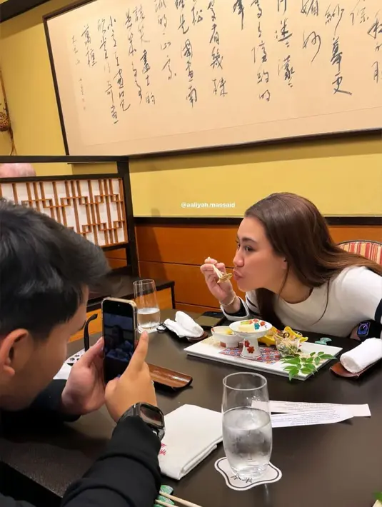 Dengan outfit serba hitam, Thariq telaten mengabadikan momen Aaliyah menyantap makanan pesanannya. Aaliyah sendiri kenakan long sleeve putih polos [@aaliyah.massaid]