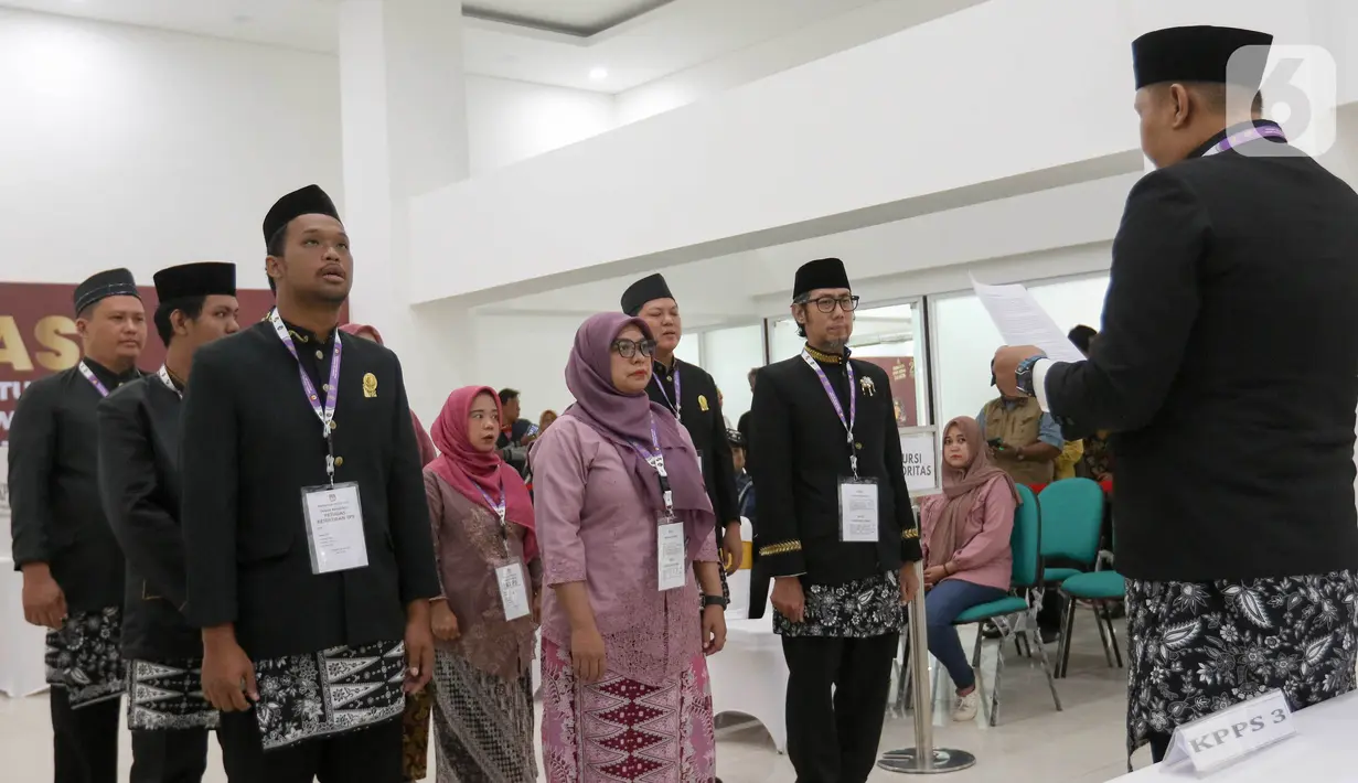 Dimulai dengan pengambilan sumpah petugas dan ketua Kelompok Penyelenggara Pemungutan Suara (KPPS). (Liputan6.com/Herman Zakharia)