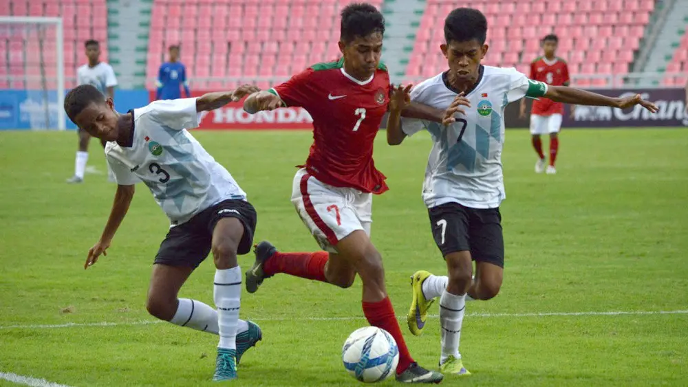 Aksi Pemain Timnas Indonesia U-16, Amanar Abdilla (tengah) melewati adangan pemain Timor Leste U-16 pada laga grup G Piala AFC U-16 di Stadion Rajamangala, Bangkok. (Bola.com/PSSI)