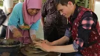 Mahasiswa asal Afganistan coba buat gerabah di Galeri Komunitas, Borobudur dalam kegiatan UNESCO Sharing Session on Bamiyan World Heritage Site and Afghanistan Culture. (Foto : Akbar Muhibar / Liputan6.com)