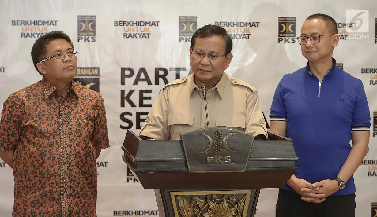 Ketum Partai Gerindra, Prabowo Subianto (tengah) didampingi Presiden PKS, Sohibul Iman, Sekjen PAN Eddy Soeparno memberikan keterangan pers untuk berkoalisi di Pilkada Serentak 2018 di Kantor PKS, Jakarta, Minggu (24/12). (Liputan6.com/Faizal Fanani)