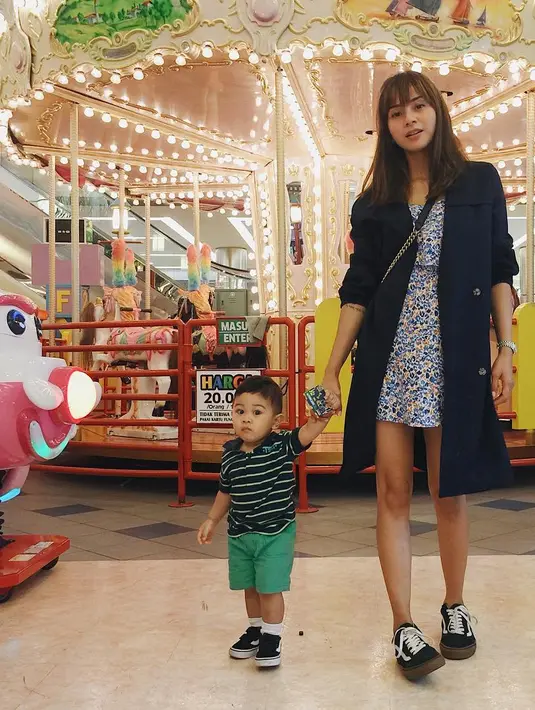 Sekedar mengingatkan, Kirana Larasati resmi menjanda sejak Juli 2017. Sidang diputus verstek lantaran tergugat Tama Gandjar tak hadir sidang. Dua tahun menikah, Kirana memiliki seorang anak yang lahir pada 2016. (Instagram/kiranalarasati)