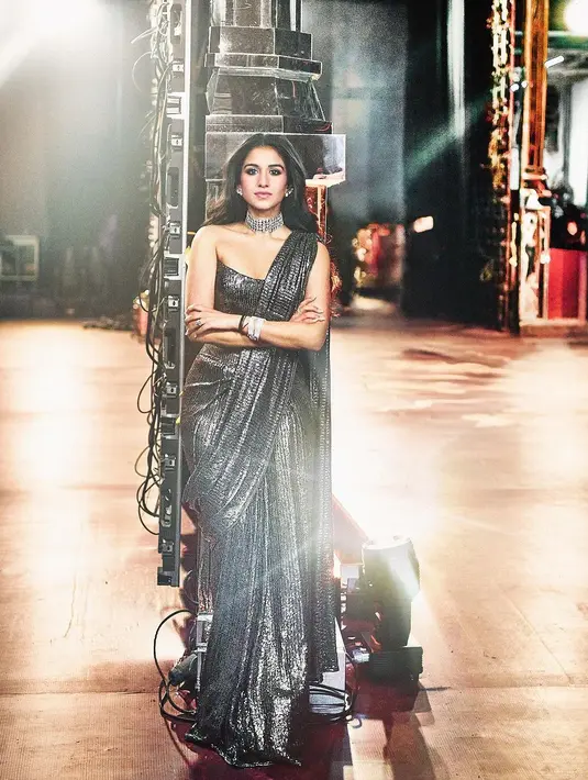 Untuk after party,  Radhika mengenakan saree Manish Malhotra yang berkilauan.  [@rheakapoor].