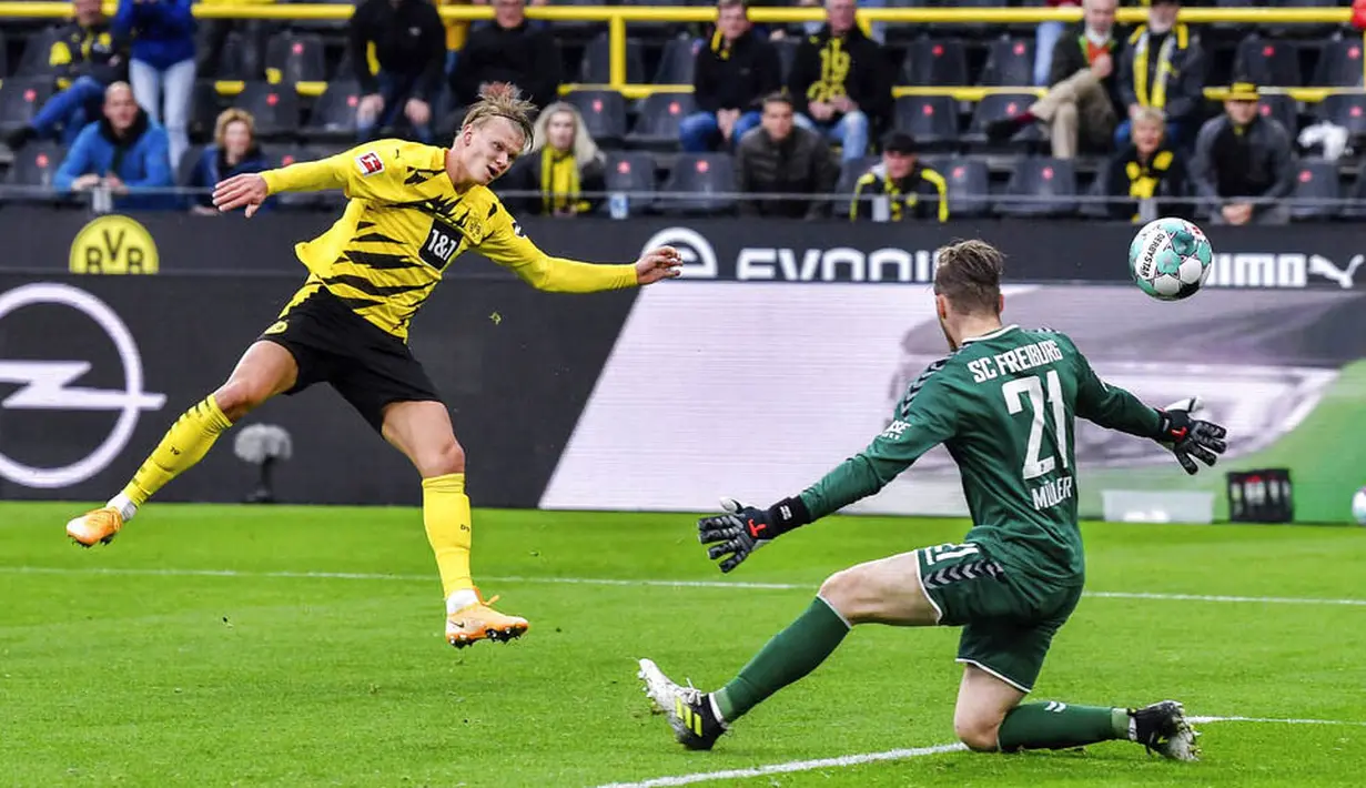 Striker Borussia Dortmund, Erling Haaland, mencetak gol ke gawang Freiburg pada laga Bundesliga di Signal Iduna Park, Sabtu (3/10/2020). Dortmund menang dengan skor 4-0. (AP Photo/Martin Meissner)