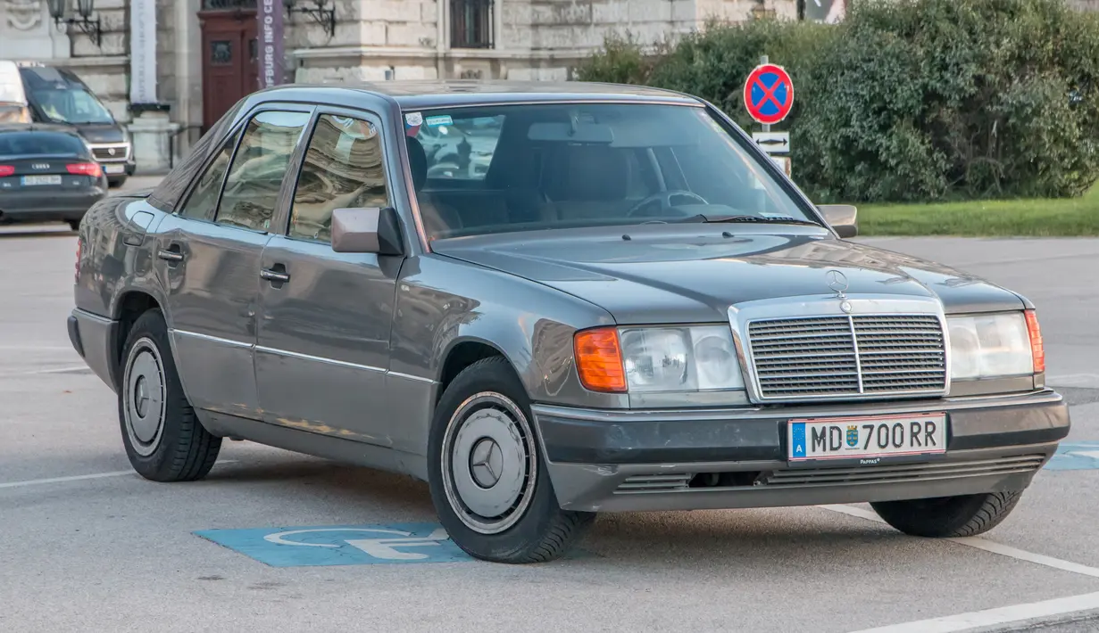 Mercedes-Benz E-Class W124 juga menjadi kandidat yang menarik. Memiliki harga pasaran di bawah 90 juta mampu memberikan kesan kelas atas ketika seseorang melihat pengemudinya turun dari mobil. Nuansa old-money juga sangat terasa pada mobil ini. W124 menjadi salah satu Mercedes-Benz yang cocok untuk orang-orang yang baru mau beralih ke mobil Eropa lawas. (Source: en.wikipedia.org)