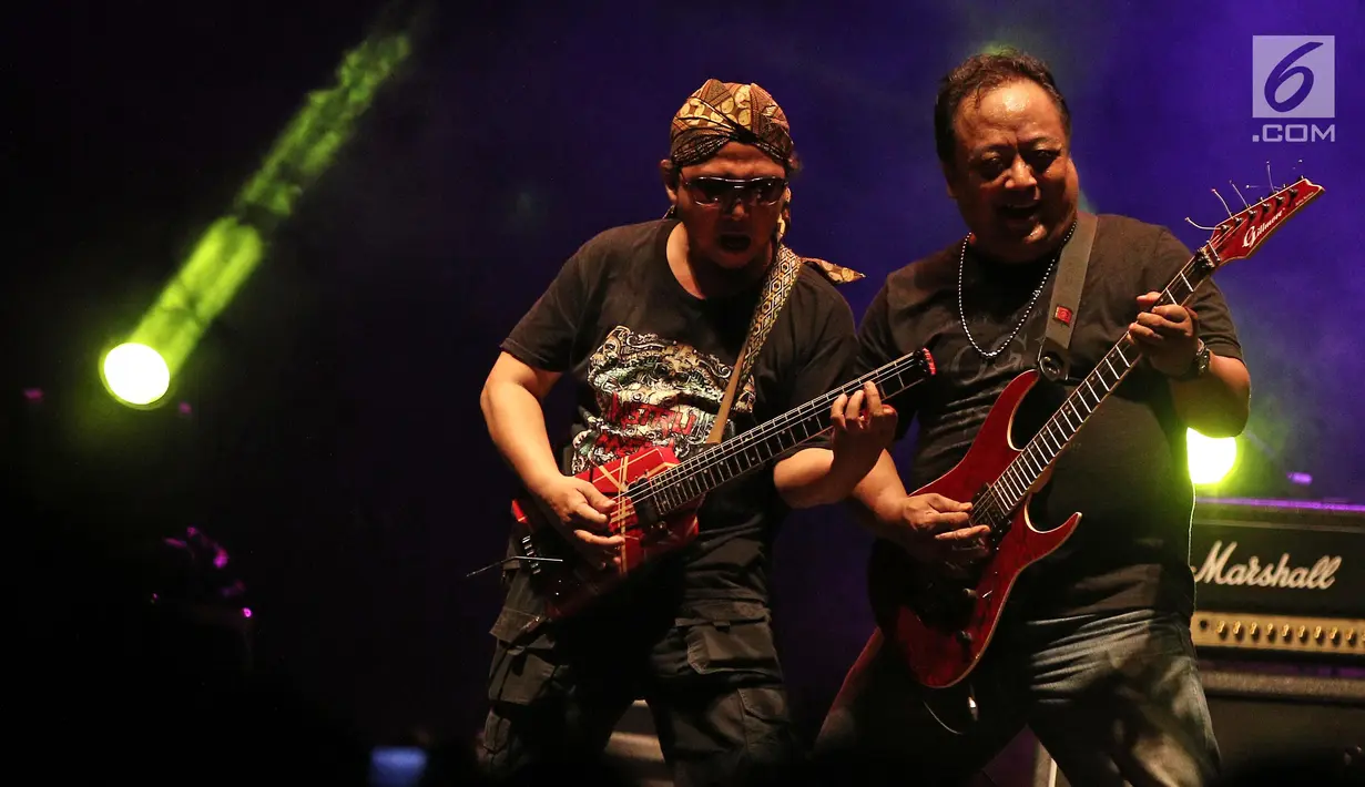 Aksi panggung personel band Power Metal saat menghibur penonton di JogjaRockarta International Music Festival 2017 di Stadion Kridosono, Jogjakarta, Jumat (29/9). (Liputan6.com/Herman Zakharia)