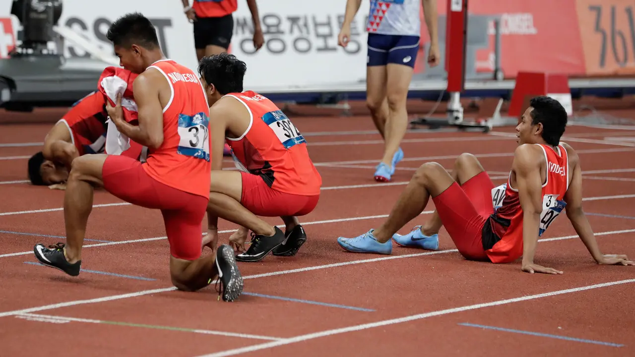 Sujud Syukur Zohri dan Tim Estafet Rebut Perak Lari 4x100m
