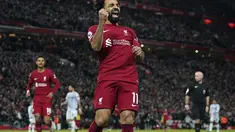 Penyerang Liverpool Mohamed Salah berselebrasi setelah mencetak gol kedua timnya ke gawang Wolverhampton Wanderers pada laga tunda Liga Inggris pekan ke-7 di Anfield, Rabu (2/3/2023) dini hari WIB. Liverpool membungkam Wolverhampton Wanderers dengan skor 2-0. (Peter Byrne/PA via AP)