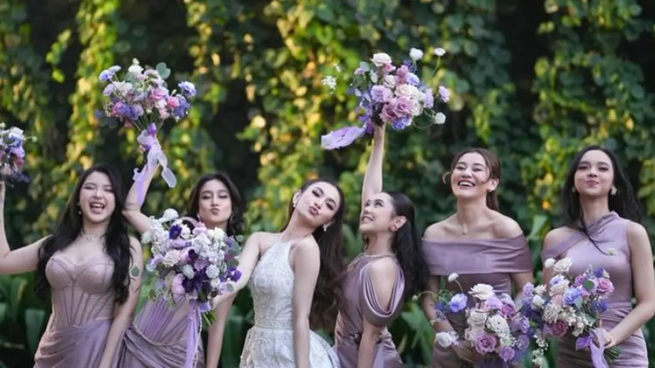 Inspirasi Busana Bridesmaid dari Pernikahan Para Publik Figur