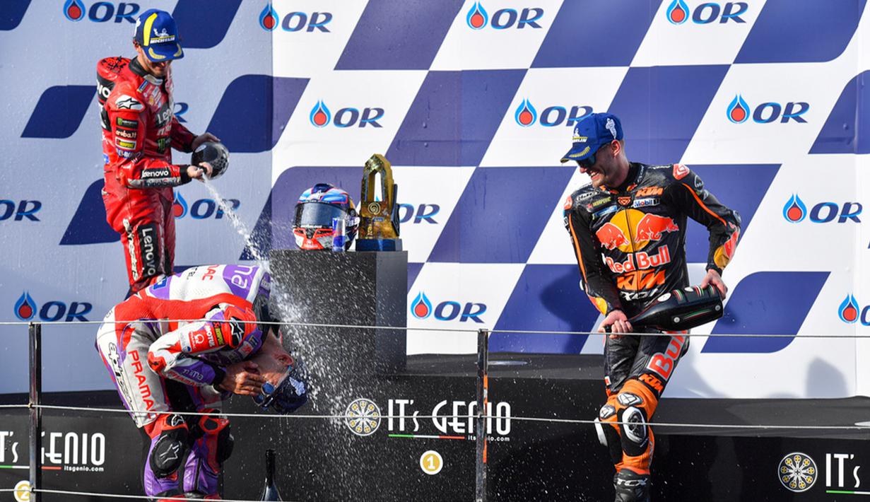 Jorge Martin tidak tinggal diam. Dia sukses kembali menyalip Brad Binder dan mempertahankan posisi hingga lomba selesai. Brad Binder berada pada urutan kedua, tapi harus merelakan status itu ke Francesco Bagnaia karena dihukum usai melebihi batas lintasan. (AP Photo/Kittinun Rodsupan)