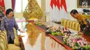 Presiden Joko Widodo menerima kedatangan Megawati Soekarnoputri yang mewakili Dewan Pengarah BPIP (Badan Pembinaan Ideologi Pancasila) di Istana Merdeka, Jakarta, Kamis (9/5/2019). Mereka yang hadir antara lain Megawati, Mahfud Md, Try Sutrisno, hingga Said Aqil Siradj. (Liputan6.com/Angga Yuniar)