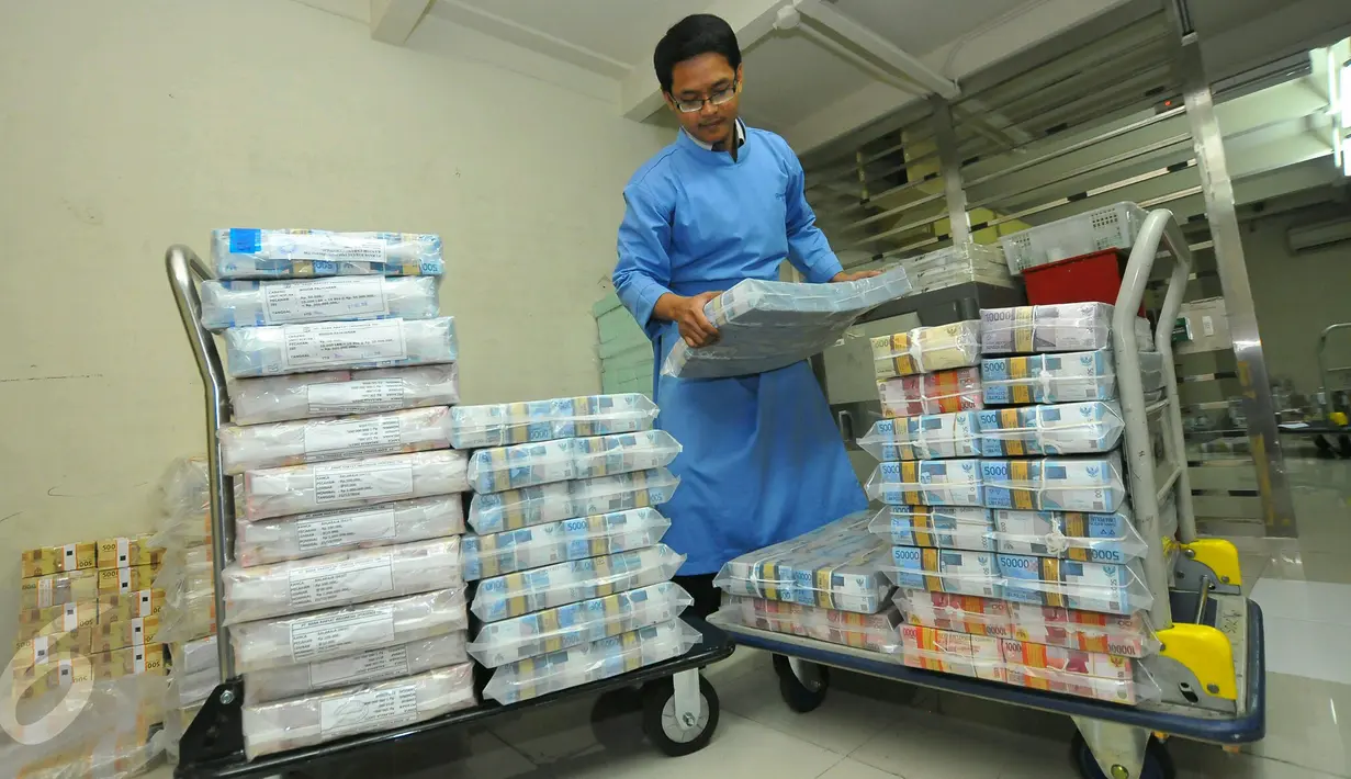 Pekerja menata uang di kantor BRI, Jakarta, Kamis (22/12). Sebanyak Rp8,5 triliun akan didistribusikan melalui mesin Anjungan Tunai Mandiri (ATM) dan sisanya Rp8,5 triliun untuk memenuhi kebutuhan kas kantor cabang. (Liputan6.com/Angga Yuniar)