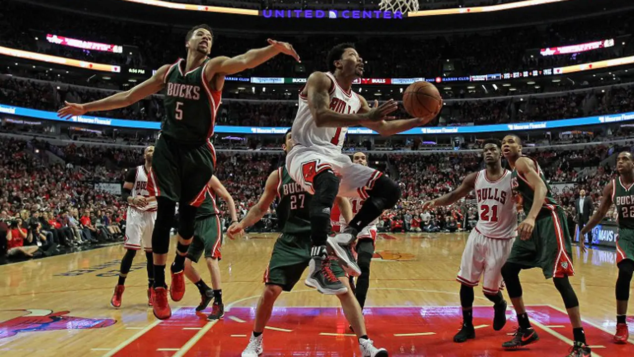 Derrick Rose Menerobos Pertahanan Bucks (AFP)