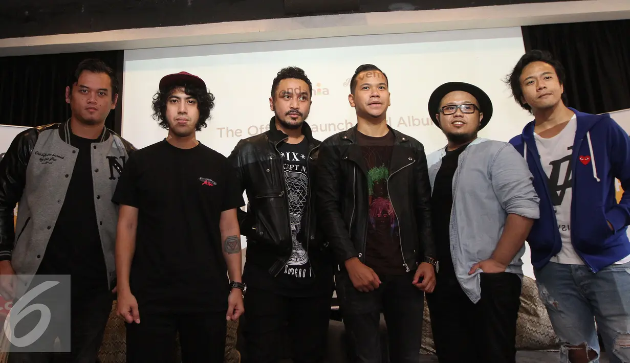 Personel band Nidji berpose seusai peluncuran album "Breakthru" versi piringan hitam (vinyl) di kawasan Kemang, Jakarta, Senin (28/11). (Liputan6.com/Herman Zakharia)