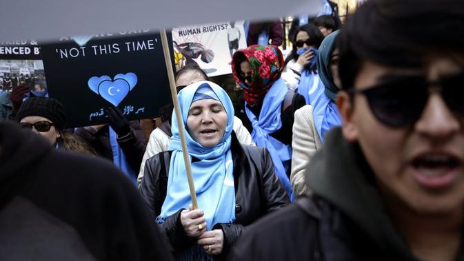 Aksi protes muslim Uighur atas pengekangan oleh pemerintah China (AP/Seth Wenig)