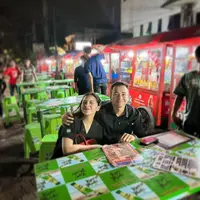Meski ngedate di pinggir jalan, Nagita Slavina tampil mentereng dengan tas Hermes dan sandal Chanel (@raffinagita1717)